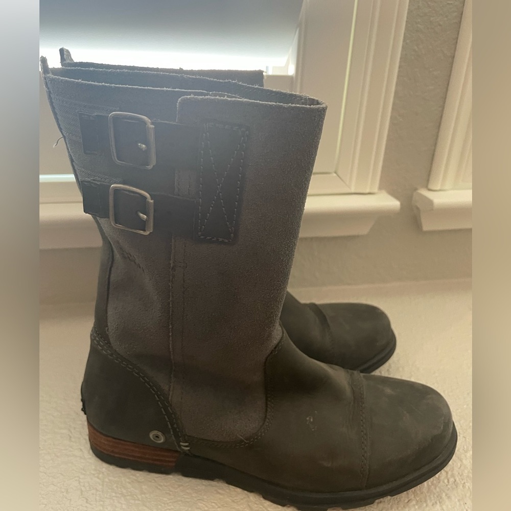 Sorel womens boot (major pull on boot)